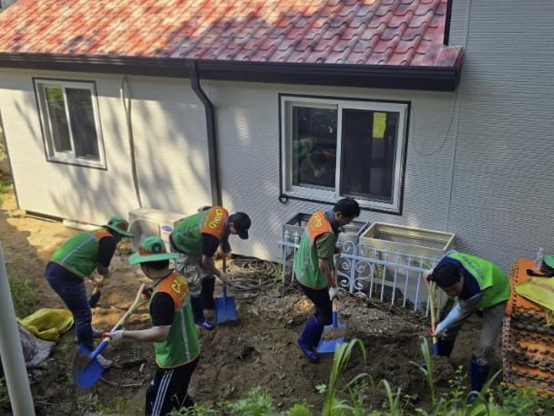 조용익 부천시장과 자율방재단은 지난 26일 폭우로 큰 피해가 발생한 경기 가평군 조종면 일대 피해 주택을 방문해 토사·폐기물 정리, 배수로 작업 등 복구작업을 진행했다.