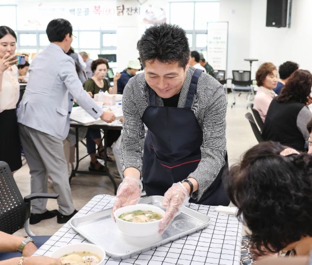 김정헌 구청장, 어르신들과 삼계탕 나눔 소통