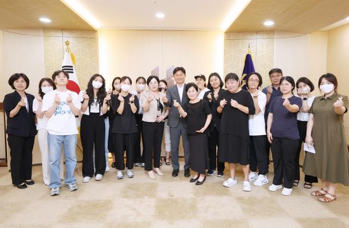 조용익 부천시장과 혜림어린이집 학부모들이 기념사진을 촬영하고 있다.