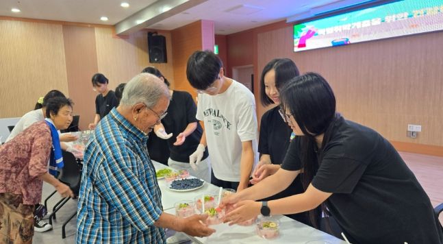실버주택 어르신대상 냅킨부채 및 수박화채 나눔활동