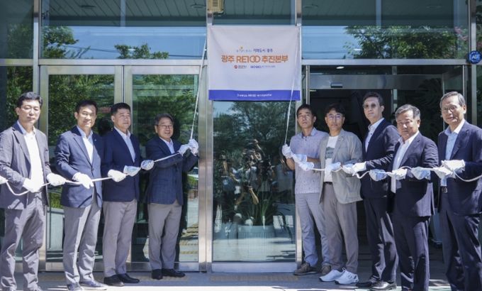 강기정 광주광역시장이 28일 오전 서구 광주기후에너지진흥원에서 열린 '광주 RE100 추진본부 현판 제막식'에 참석해 고상연 광주기후에너지진흥원 원장 등 내빈들과 현판 제막을 하고 있다./광주광역시 제공