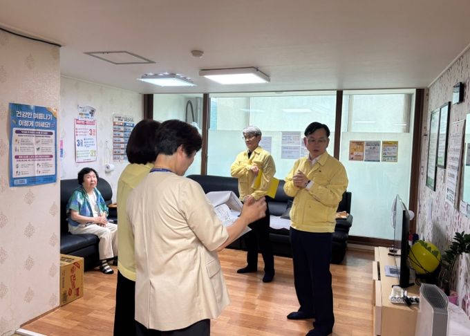 고광완 행정부시장이 28일 농촌지역과 무더위쉼터 운영 실태 현장점검을 실시하고 있다./광주광역시 제공