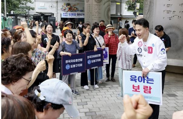 오언석 도봉구청장이 지난 21일 자유총연맹 도봉구지회 회원들과 함께 출산장려 시민의식 캠페인을 전개하고 있다