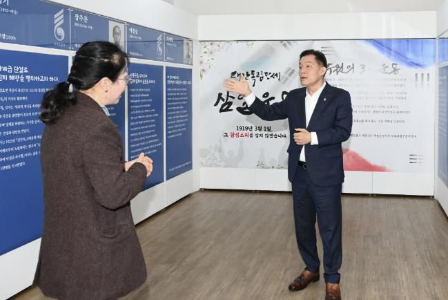 이재준 수원시장이 수원시가 발굴한 13인의 독립운동가 전시를 관람하고 있다.