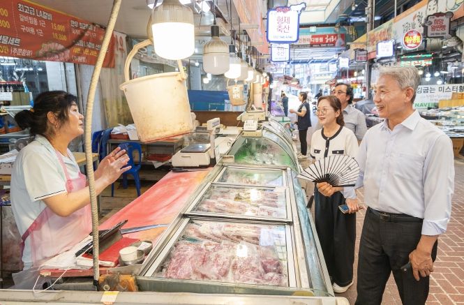 윤환 계양구청장, 지역경제 활성화를 위한 소비쿠폰 사용 현장 방문