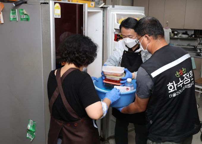 김찬진 동구청장, 취약계층 가구에 냉장고 청소서비스 나서