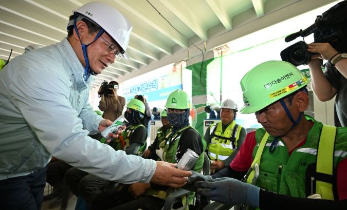 유정복 인천광역시장이 29일 미추홀구 용현·학익1블록 도시개발사업 현장에서 여름철 건설 근로자 안전관리 실태를 점검하고 근로자들을 격려하고 있다.