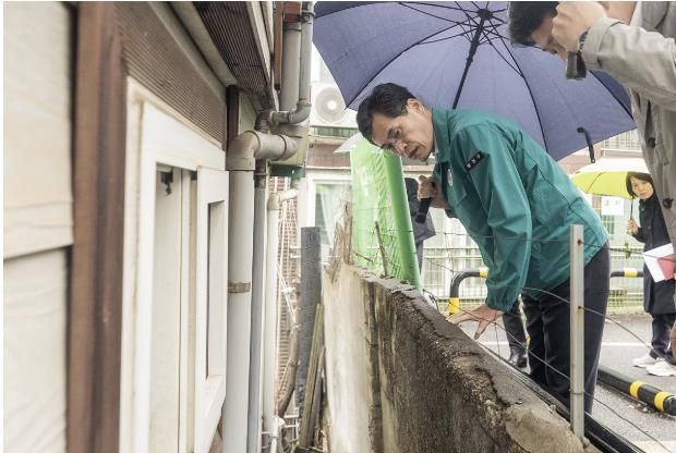 위험시설물 점검을 위해 현장방문한 이기재 양천구청장