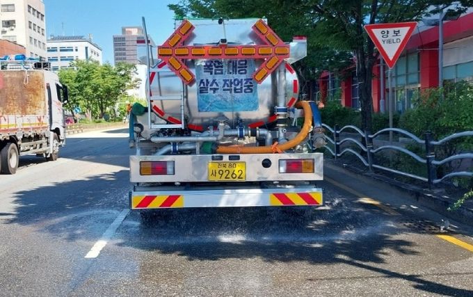 전주시, 폭염 속 무더위 식혀줄 살수차 가동 확대