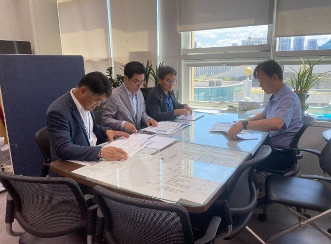 김광열 영덕군수와 주요 부서장들이 기획재정부의 주요 인사를 만나 현안 사업을 설명하고 있다.