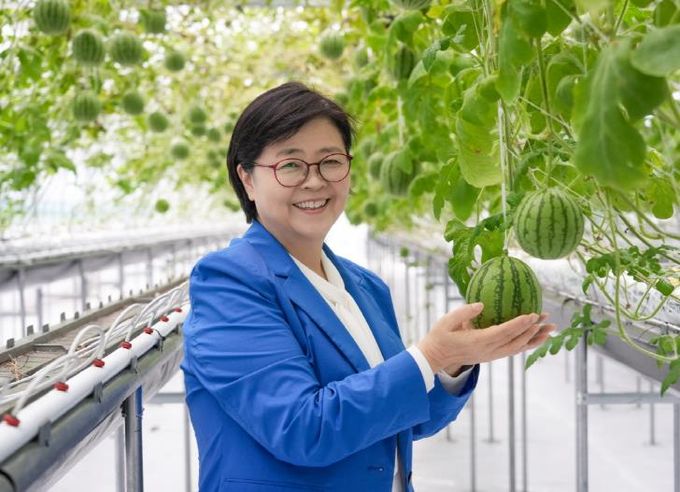 이순희 강북구청장이 강북구 스마트팜 재배단지에서 애플수박을 들고 있다.