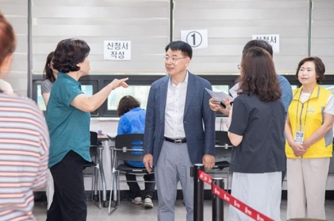 윤일현 부산 금정구청장, 민생회복 소비쿠폰 지급 현장방문