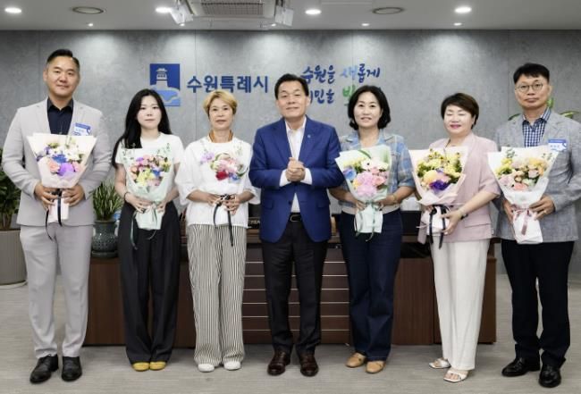 이재준 시장(가운데)이 자치분권협의회 신규위원들과 함께하고 있다.