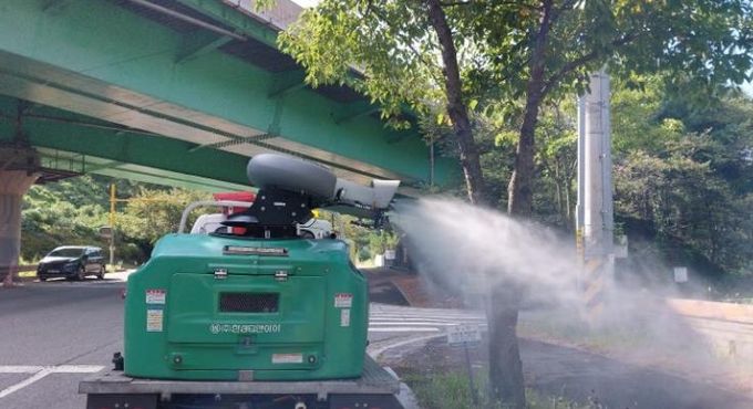 방역차량이 분무소독을 실시하고 있는 모습