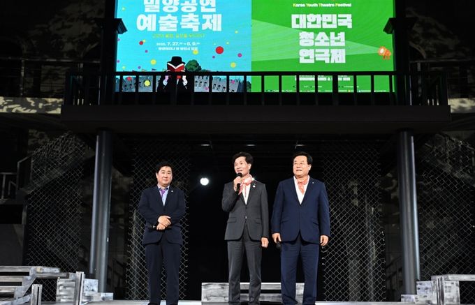 - 안병구 밀양시장이 1일 밀양아리나 성벽극장에서 열린 ‘제25회 밀양공연예술축제’와 ‘제29회 대한민국청소년연극제’ 공동 개막식에서 인사말을 하고 있다.