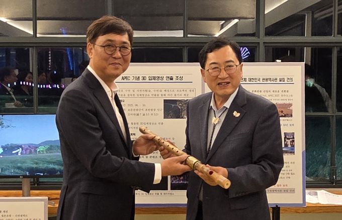 지난달 31일 경주 보문단지 선착장에서 최휘영 문화체육관광부 장관(왼쪽)과 주낙영 경주시장이 기념 촬영을 하고 있다.