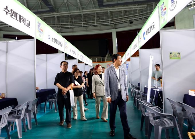 충주시대학입시박람회 성황(조길형 시장이 현장을 둘러보고있다)