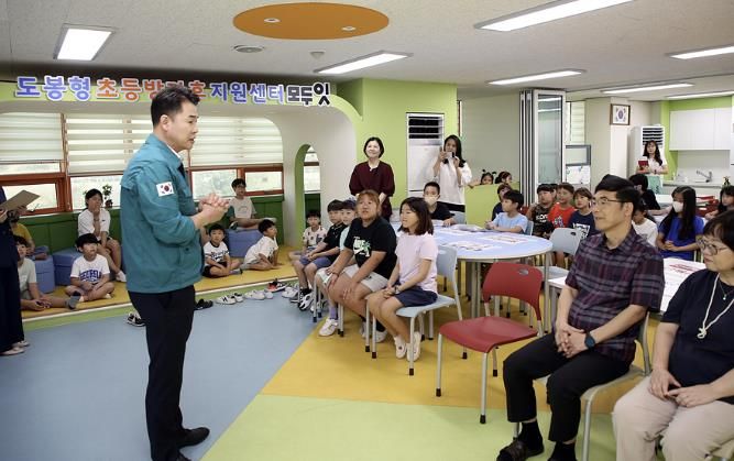 오언석 도봉구청장이 ‘모두잇’이 운영되고 있는 누원초등학교를 방문해 학생, 학교 관계자들과 대화를 나누고 있다.