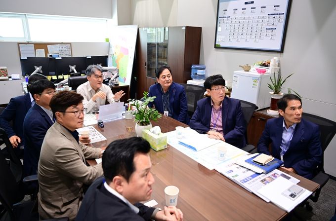 배낙호 김천시장과 송언석 국회의원, 무더위도 잊은 ‘쉼표 없는 세일즈 행정’ 눈길!-기획예산실(중앙재난안전상황실장)
