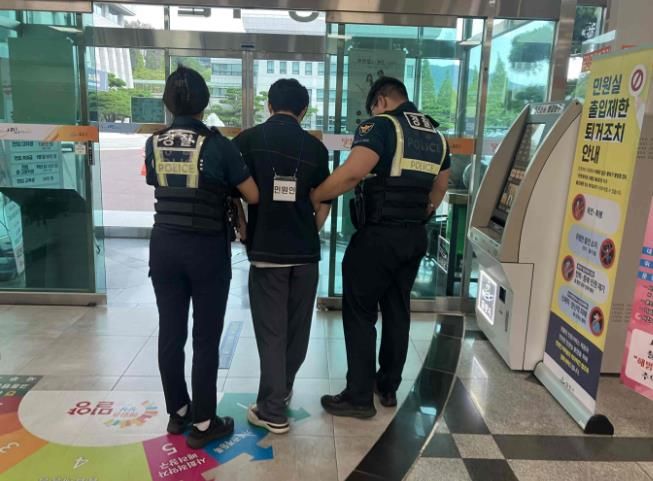 밀양시가 시청 민원실에서 밀양경찰서 중앙지구대와 함께 비상 상황 대비 모의훈련을 실시하고 있다.