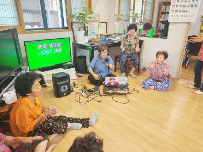 7개 마을 경로당서 체조·노래·웃음 치료 등 맞춤형 여가 활동
