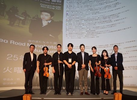 왼쪽부터 1번째 모리타 다쿠야 무나카타시의회 부의장, 왼쪽부터 5번째 코우노 카츠야 무나카타시 부시장님, 오른쪽부터 1번째 아카다 아츠시무나카타시 비서정책과장