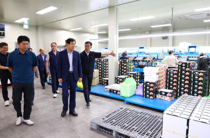 조길형 충주시장 주요 유통, 체육시설 현장 점검 나서(조길형 시장이 동충주농협 농산물 산지유통센터에서 현장을 둘러보고 있다)