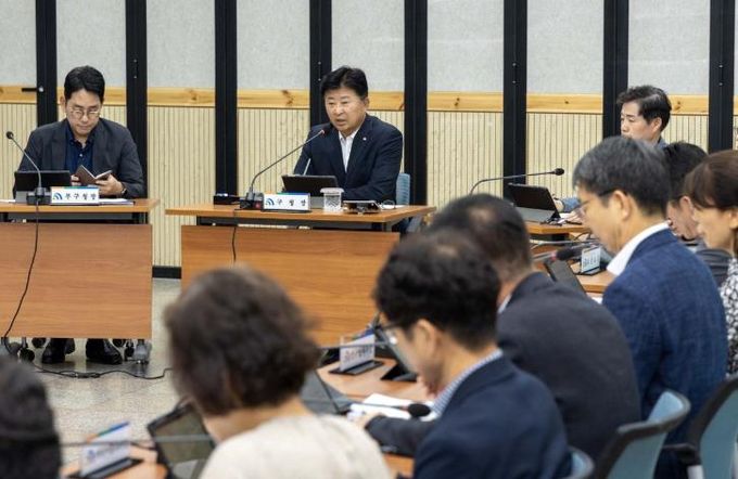 최충규 대덕구청장이 7일 구청 대회의실에서 8월 확대간부회의를 주재하고 있다.