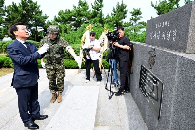 유정복 인천광역시장이 8일 섬의날을 기념해 옹진군 연평면을 방문해 연평도 포격전 전사자 위령탑을 참배하고 있다.