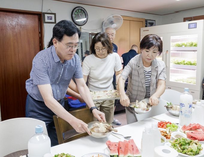 진교훈 서울 강서구청장(왼쪽 첫 번째)이 말복을 하루 앞둔 8일(금) 방화구립 어르신사랑방에서 열린 ‘삼계탕 나눔 행사’에서 삼계탕 배식을 돕고 있다.