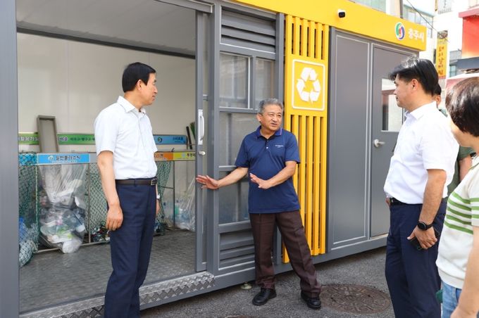 조길형충주시장, 시민생활 밀착 현장 곳곳 점검(연수동 재활용 동네마당 점검)