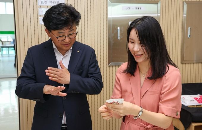 최충규 대덕구청장(사진 왼쪽)이 8일 석봉복합문화센터 3층에서 진행된 2025년 장애인식 개선 체험 및 전시 행사에서 수어기초교육을 체험하고 있다.