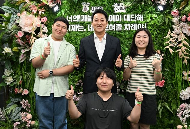 오세훈 서울시장이 9일(토) 열린 ‘서울런 수시:로 물어봐- 2026년 대입 수시상담 박람회 및 설명회’를 찾은 수험생들과 기념사진을 촬영하고 있다.