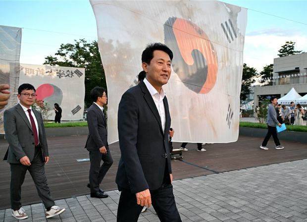 9일(토) 노들섬에서 열린 '광복 80주년 기념행사'를 찾은 오세훈 서울시장이 야외 전시를 둘러보고 있다.