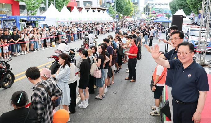 이장우 시장, 시민들과 시간여행 퍼레이드 감상
