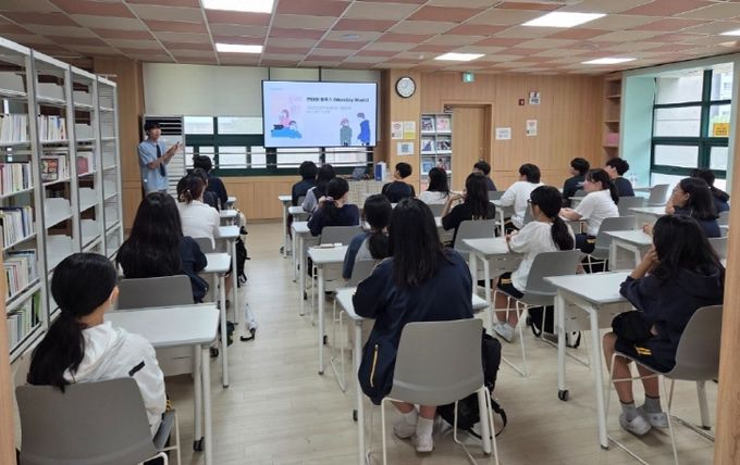 직업인 특강에 참여한 누리터쪽그림(웹툰) 작가가 학생들에게 강연을 진행하고 있다.