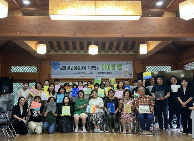 (5일, 김옥진 마음놀이터 대표 ‘마음의 색을 그리다’ 단체사진)