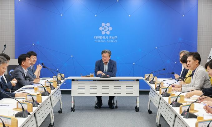 정용래 유성구청장이 11일 열린 간부회의를 주재하고 있다