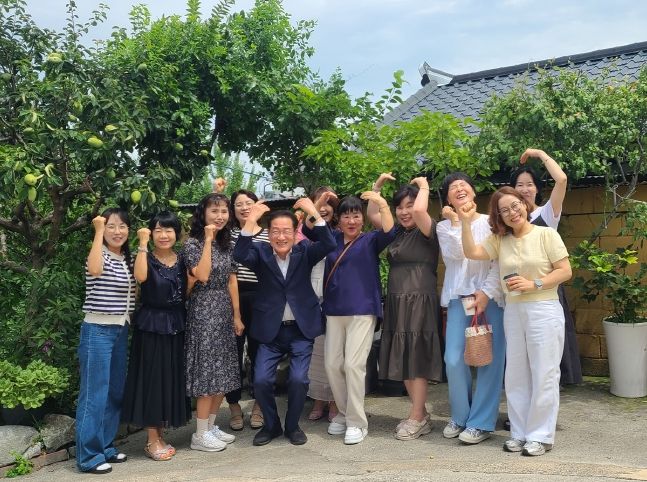 11일 열린 경로당 행복선생님 간담회에서 행복선생님들과 최기문 시장이 어르신 복지 향상을 위한 소통의 시간을 가진 후, 기념촬영을 하고 있다.