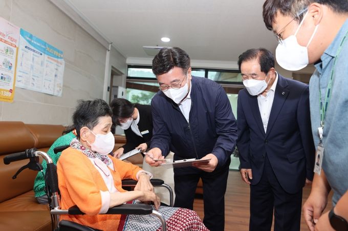 윤호중 행안부 장관 진천군 방문 사진(소비쿠폰 신청을 돕는 윤 장관)
