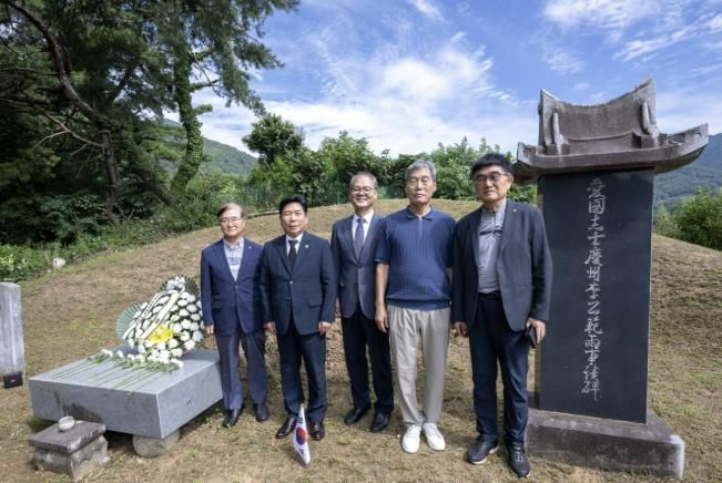 독립유공자 묘소 참배 사진