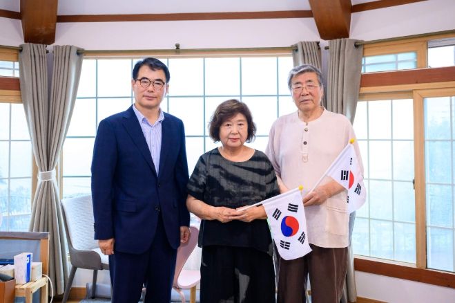 장충남 군수가 11일 제80주년 광복절을 앞두고 독립유공자 유족인 이인성 씨(가운데) 가정을 방문해 위문과 감사의 뜻을 전했다.