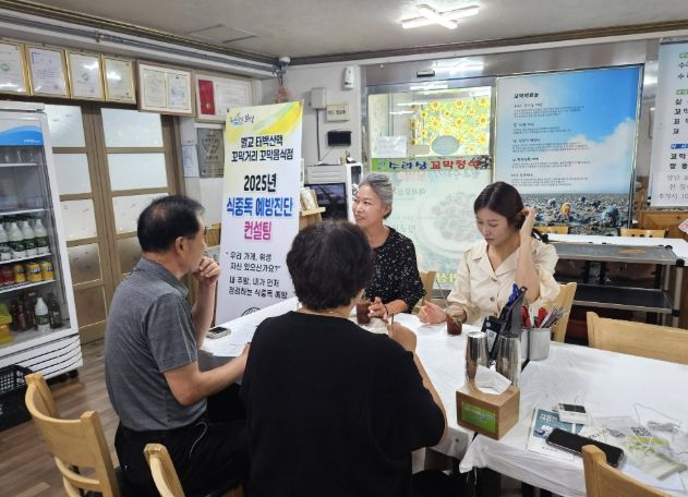 컨설팅단이 꼬막음식점에 맞춤형 식중독예방 컨설팅을 진행하고 있다.