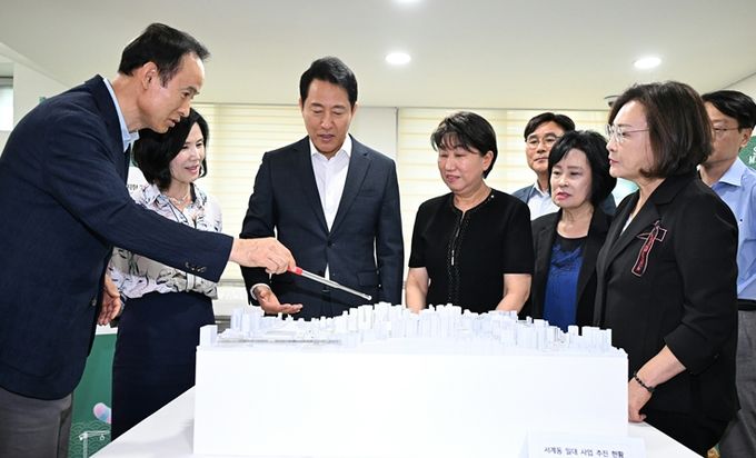 오세훈 서울시장이 12일 용산꿈나무종합타운(용산구 효창동)에서 열린 정비사업 아카데미에서 서계동 일대 사업 추진계획 브리핑을 청취하고 있다.