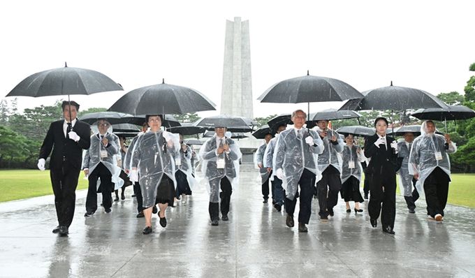 13일 광복 80주년을 맞아 한국을 찾은 독립유공자 후손들이 국립현충원 현충탑 참배를 마치고 퇴장하고 있다.