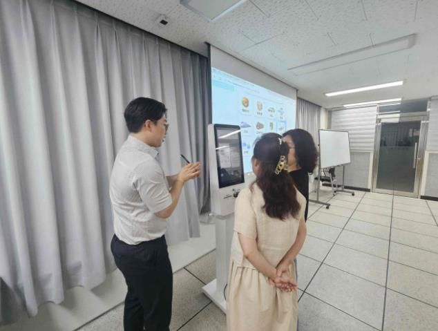 밀양시 시민정보화교육장에서 찾아가는 디지털 문해교육 강사에게 교육용 키오스크 실습 교육을 진행했다.