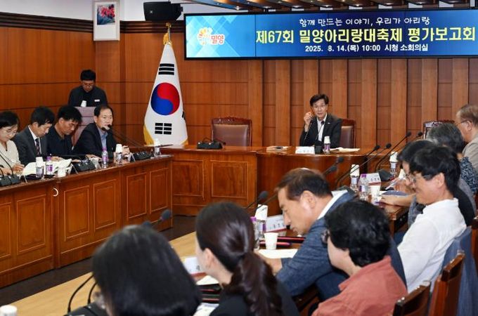 안병구 밀양시장이 14일 시청 소회의실에서 열린 제67회 밀양아리랑대축제 평가보고회에서 인사말을 하고 있다.