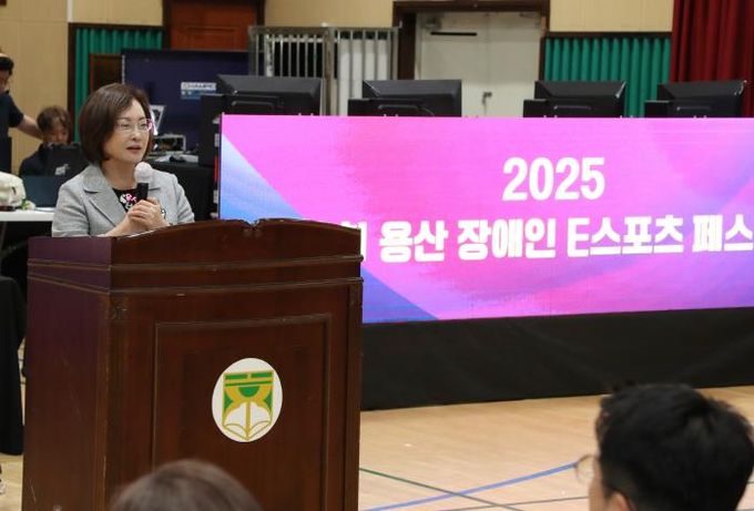 1. 박희영 용산구청장이 ‘제3회 용산장애인 e스포츠 페스티벌’ 개막식에서 인사말을 하고 있다