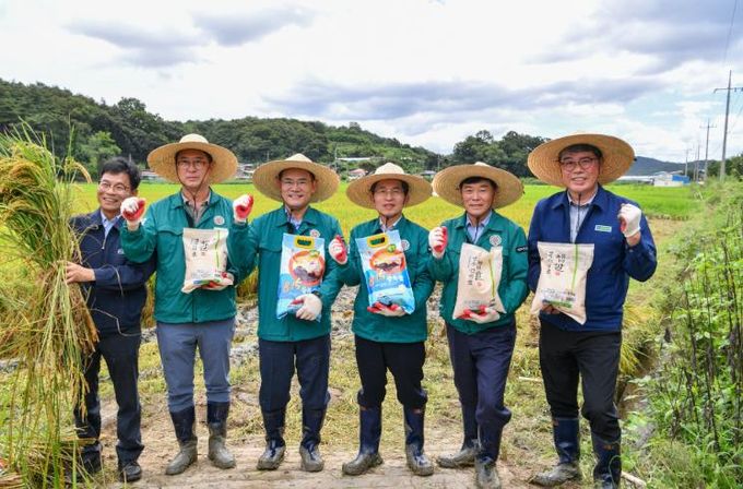 8.15 광복쌀 벼베기 행사 단체기념사진(왼쪽부터 설홍섭 NH농협 영주시지부장, 전풍림 시의원, 임종득 국회의원, 유정근
