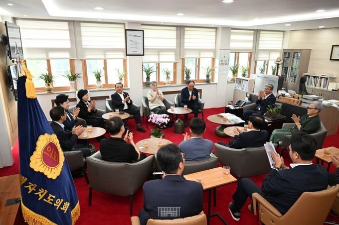 제주특별자치도의회 이상봉 의장은 2025년 8월 14일(목) 오전 11시 30분 의장실에서 저출생.고령화대책특별위원회 외부 전문가 자문위원들에게 위촉장을 수여했다.